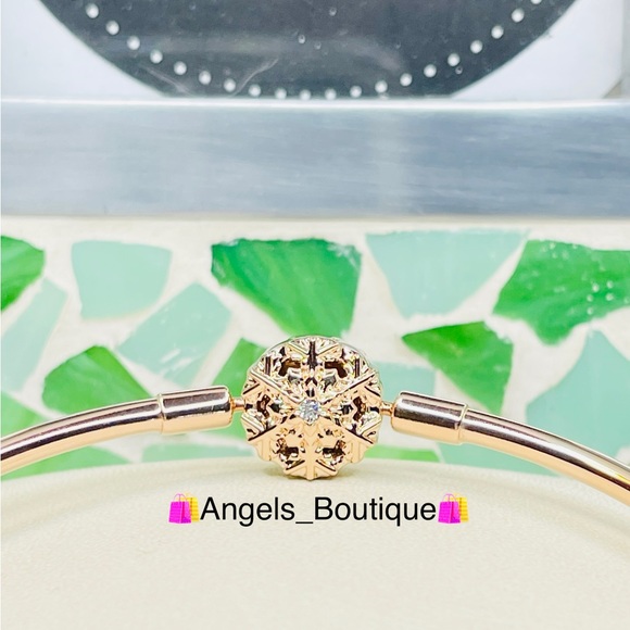 New Pandora Winter 2022 Rose Gold Moments Sparkling Snowflake Clasp Bangle - Picture 10 of 10